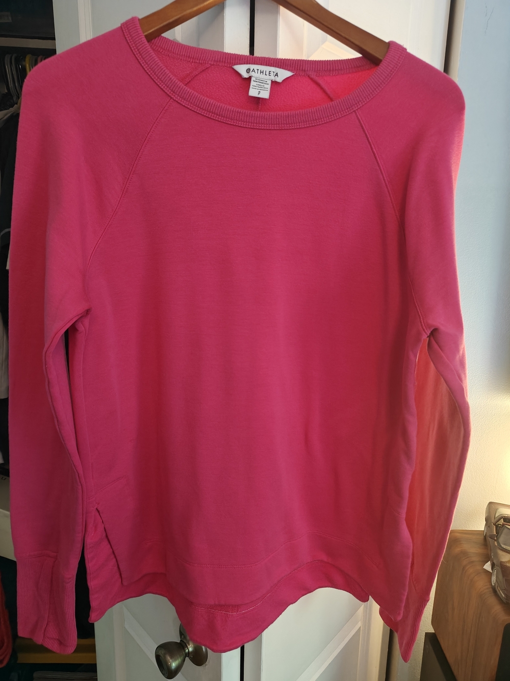 Athleta Womens Hot Pink Thumbhole Raglan Long Sleeve Pullover Sweatshirt Small
